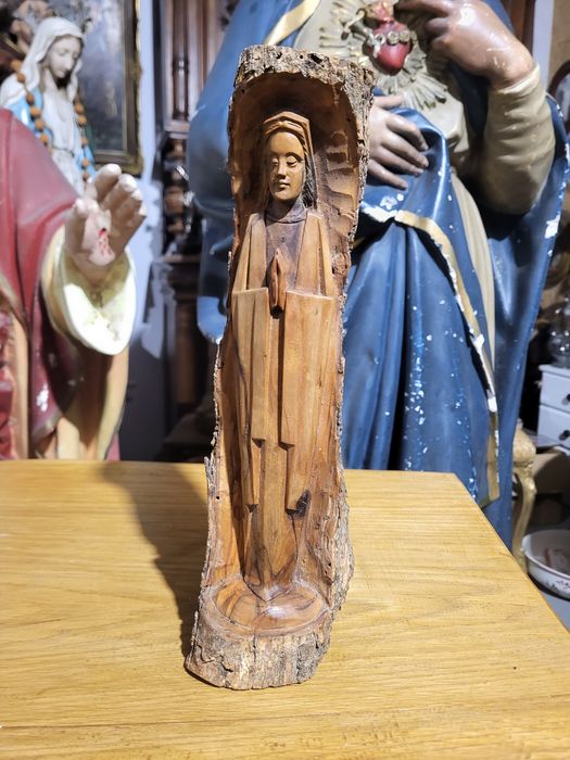 Drewniana rzeźba Maryja Matka Boża w drewnianej łupce