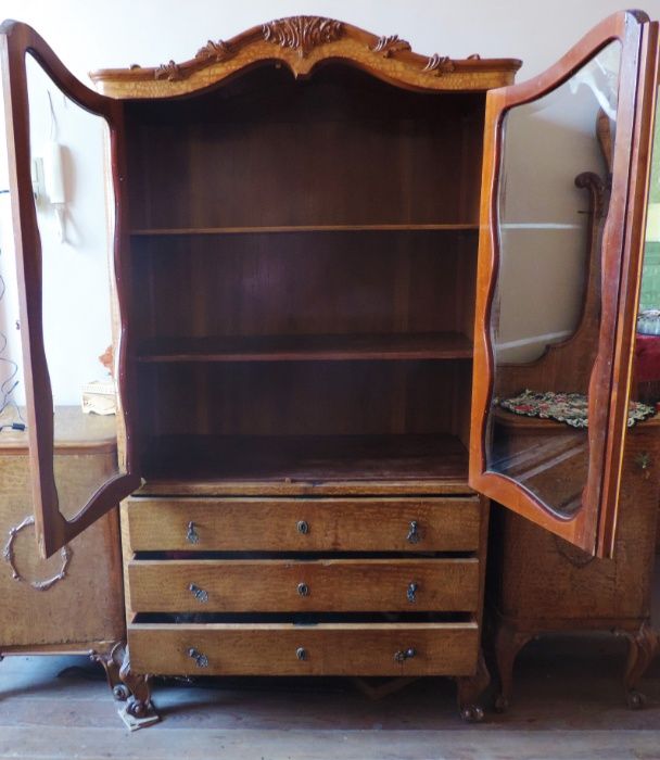 набір старовинних антикварних меблів з карельської берези