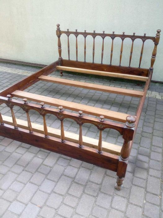 Solidne drewniane łóżko  160 x 200 + dwie szafki nocne.