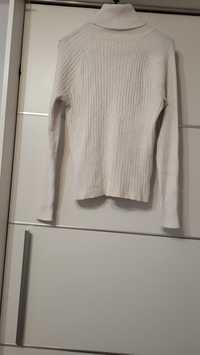 Biały prążkowany golf sweter basic