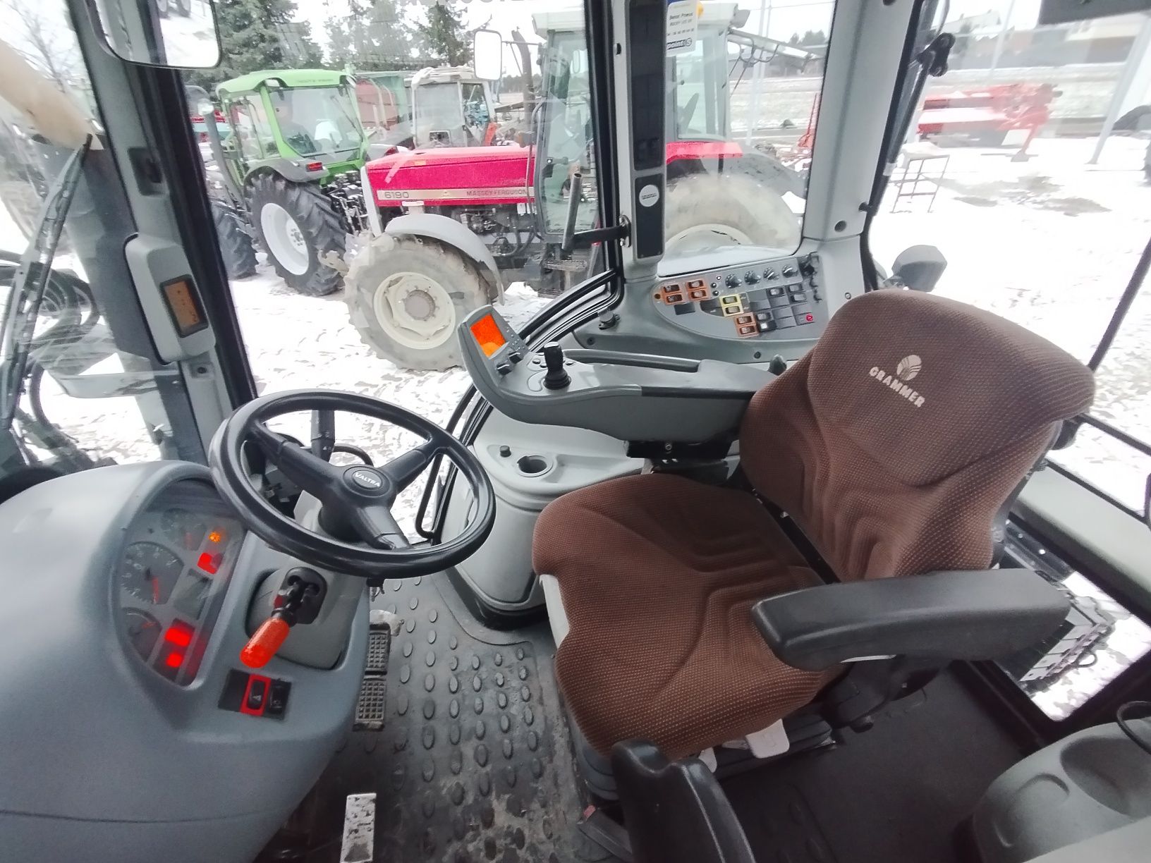 Valtra N-122 ładowacz czołowy nowe opony