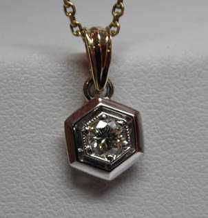 Złoty wisior sześciokąt z diamentem brylant 0,20 ct.