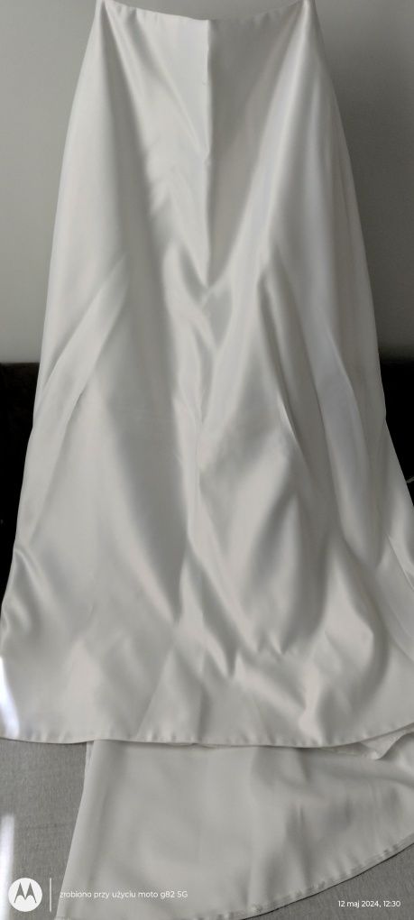 Elegancka klasyczna suknia ślubna biala z welonem