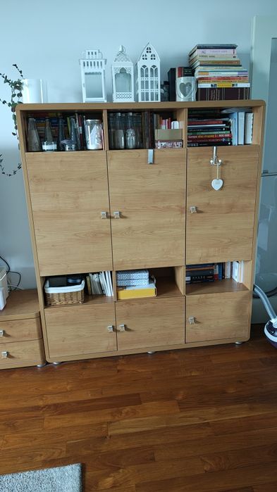 Regał z zamykanymi szafkami