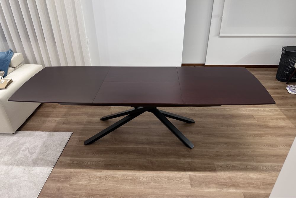 Mesa de Jantar extensivel folheada a Nogueira