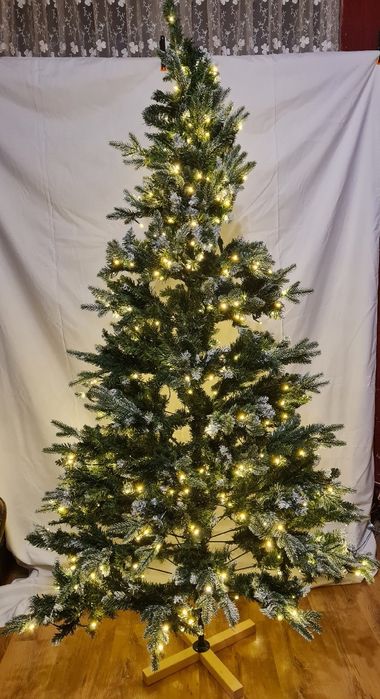 Sztuczna choinka 180 cm z lampkami led na święta białe gałązki
