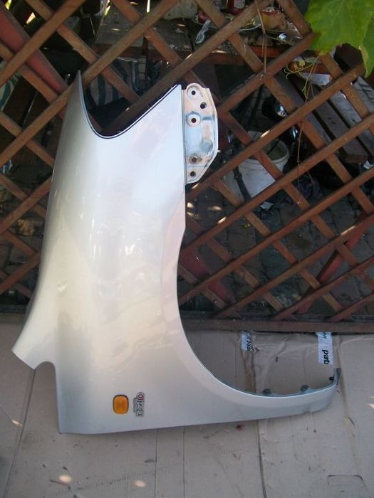 Błotnik prawy toyota avensis verso