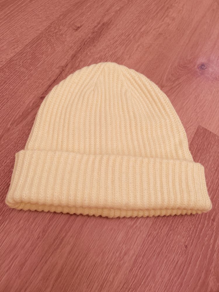 HM czapka w pięknym neonowym kolorze
