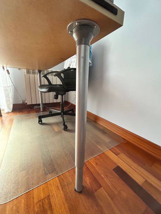 Secretária IKEA com pés reguláveis