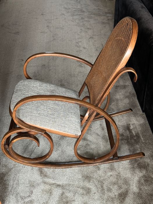 Cadeira de baloiço em madeira nobre