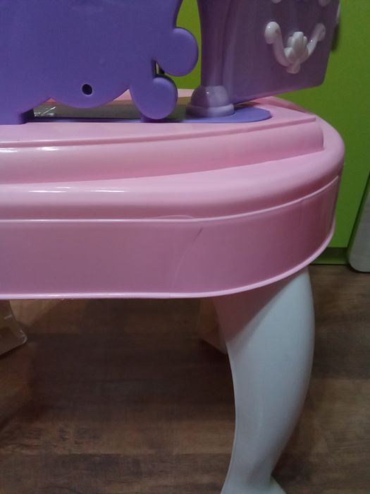 Toaletka z lustrem i krzesełkiem dla dziewczynki