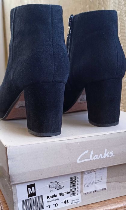 Шкіряні ботильйони Clarks, замш