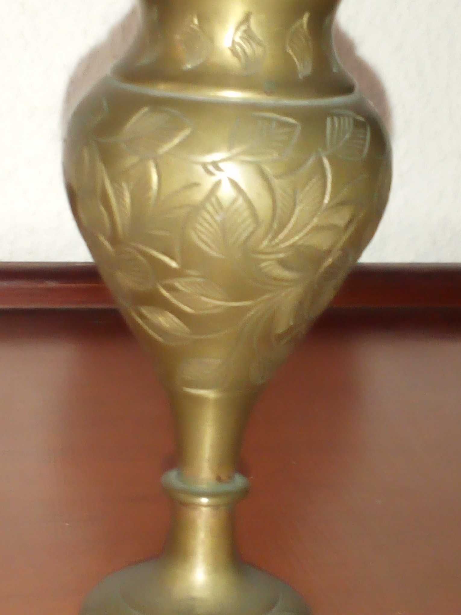 Mini jarra em latão, gravada com motivos florais, usada