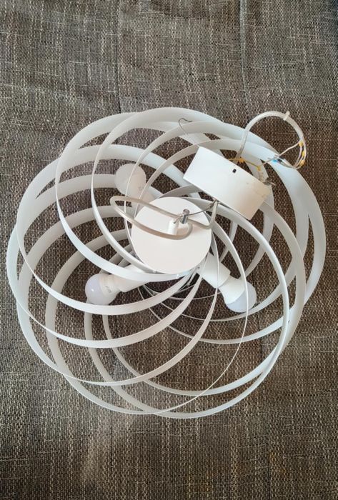 Biała lampa sufitowa