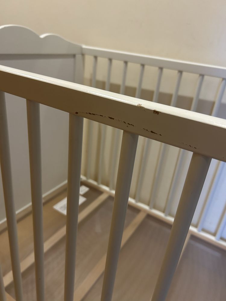 Berço e colchão ikea