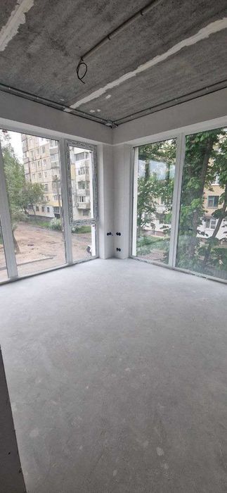 Продам простору квартиру в ЖК"Вертикаль"