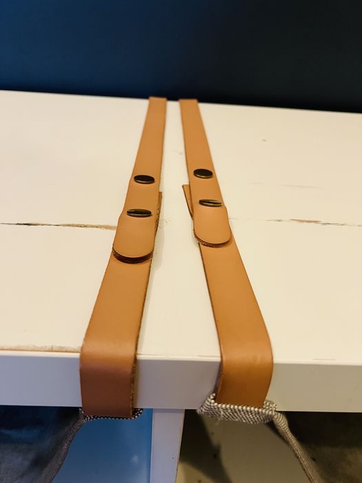 Organizer Kallax Ikea szary ze skórzanymi paskami hamak dla kota
