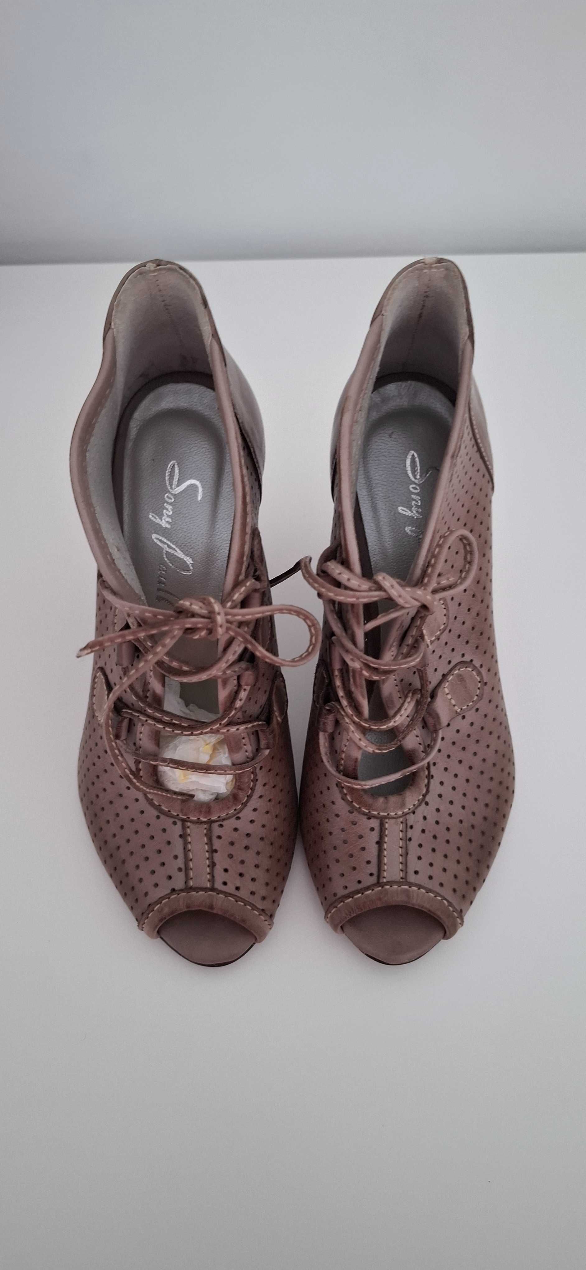 Botins 34 em pele