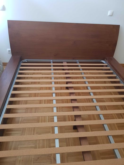 Cama de casal com estrado em excelente estado.