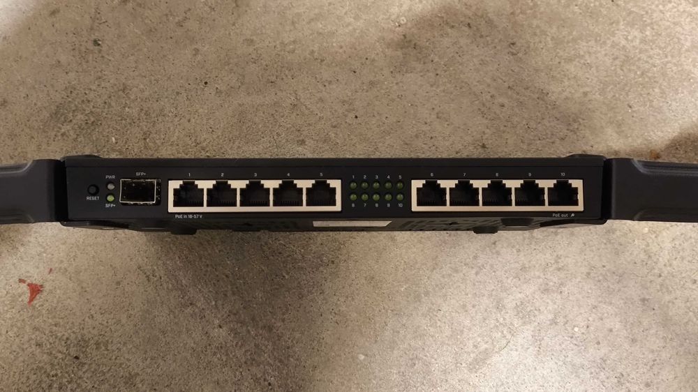 Router MikroTik RB4011iGS+RM