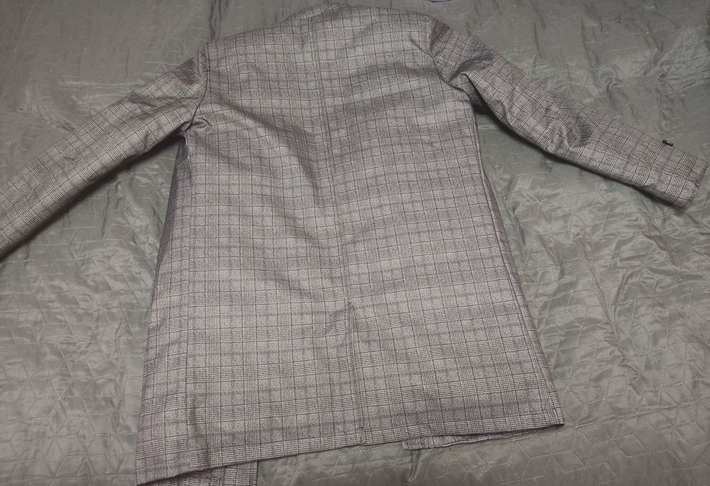Продам чоловіче сіре пальто в клітинку від бренду Zara.