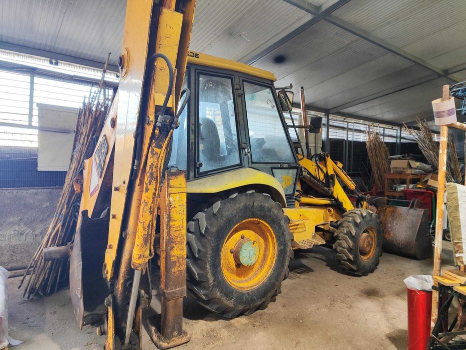 Retroescavadora Usado com 2 baldes e patolas