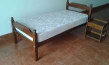 Cama de pinho maciço (200x105 cm) com estrado e colchão