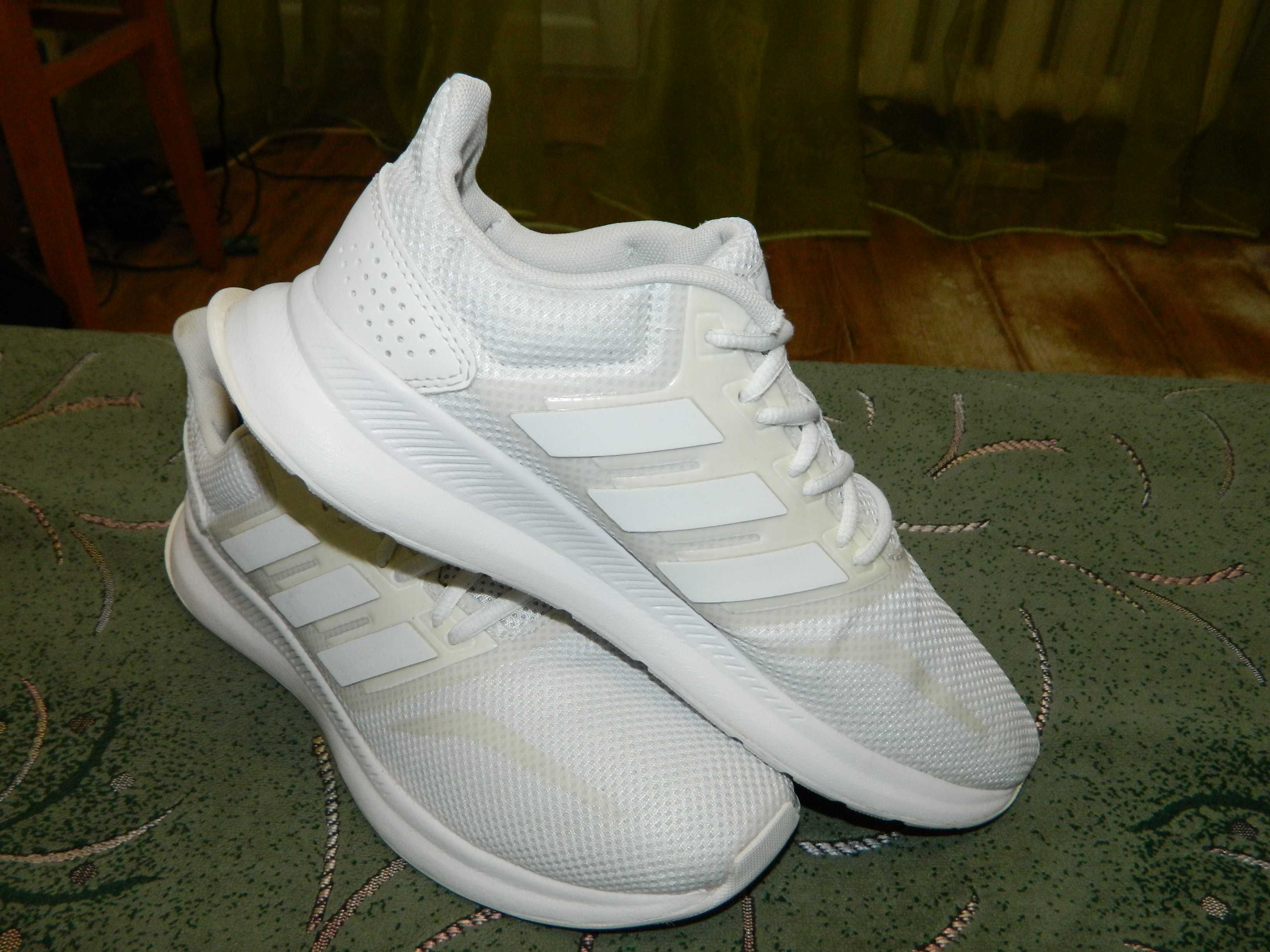 Кроссовки Adidas (оригинал) фирменные размер-40 стелька- 25 см.