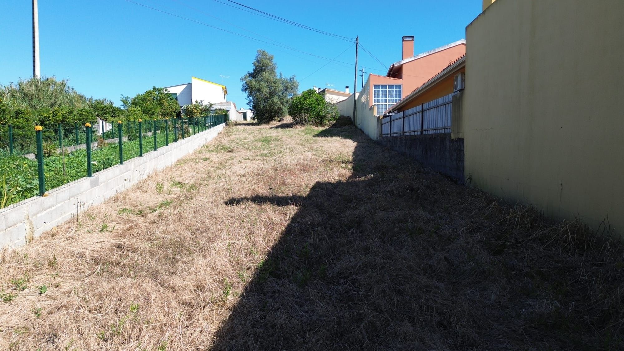 Moradia com terreno no centro da Carapinheira para reconstrução