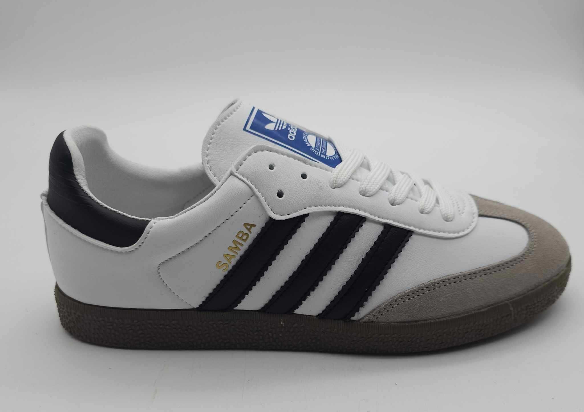 Sapatilhas modelo Samba brancos