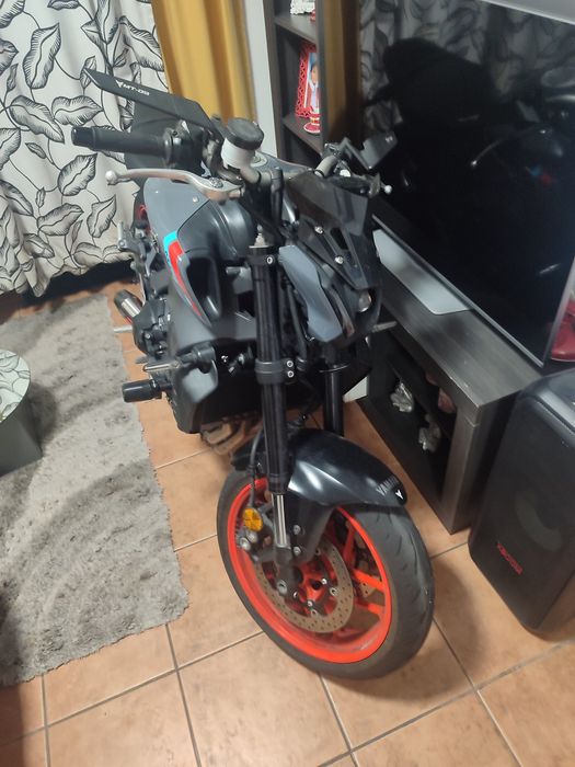 MT 09 a mota vai também com material de origem