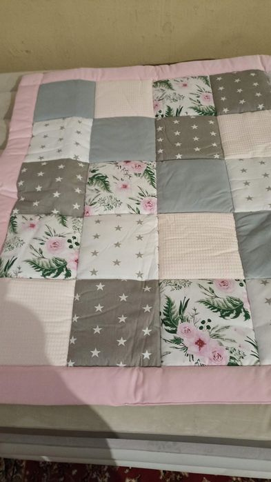 Mata do zabaw / Kocyk 120x120cm - Kwiaty różowe - 120x120