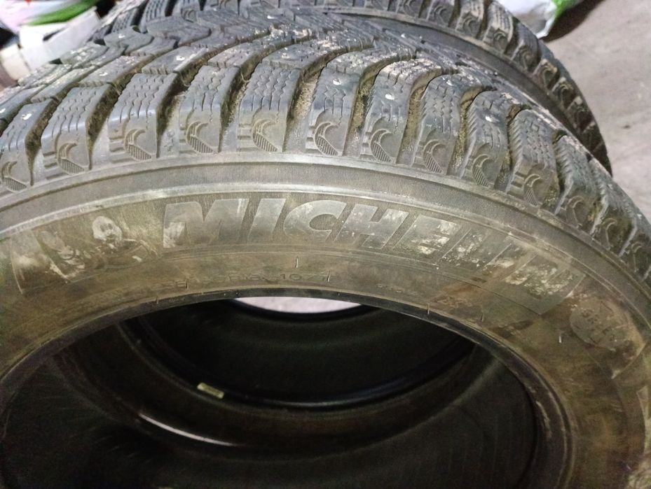 Шины Б/У зимняя 235/60 R18 MICHELIN 2шт.