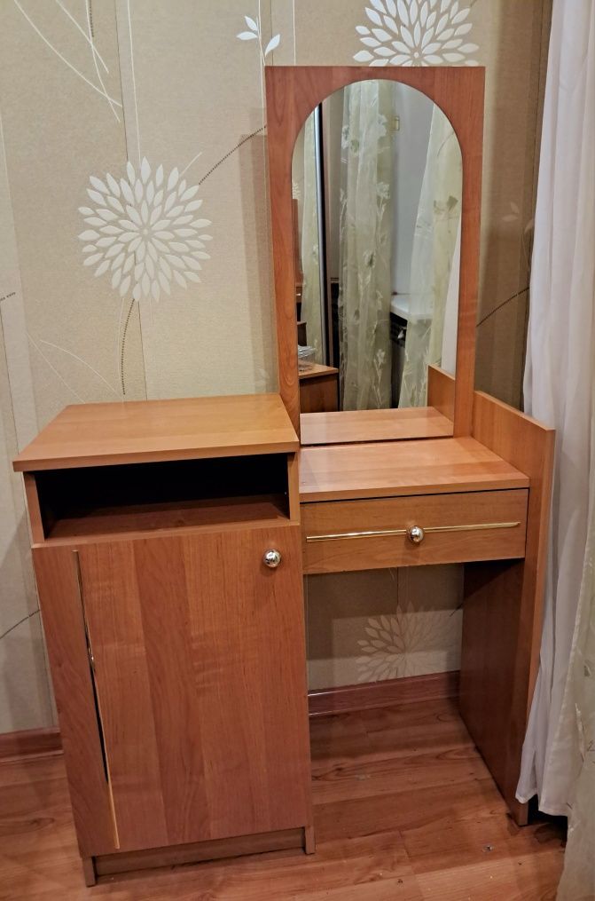 Трюмо, туалетный столик,  тумбочка с зеркалом