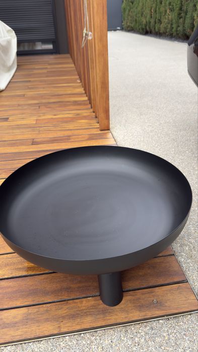 Lareira de exterior em metal preto-carvão