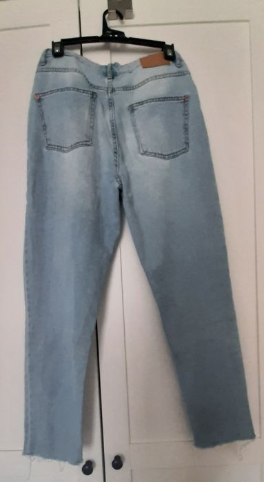 Jasne jeansy spodnie jeansowe o kroju mom fit w rozmiarze 38