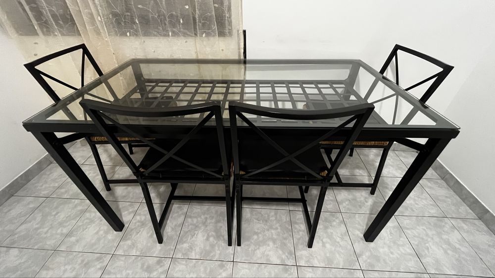 Mesa de Jantar + 4 Cadeiras