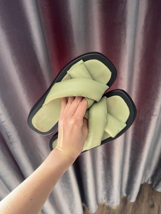 Шльопанці з квадратним миском