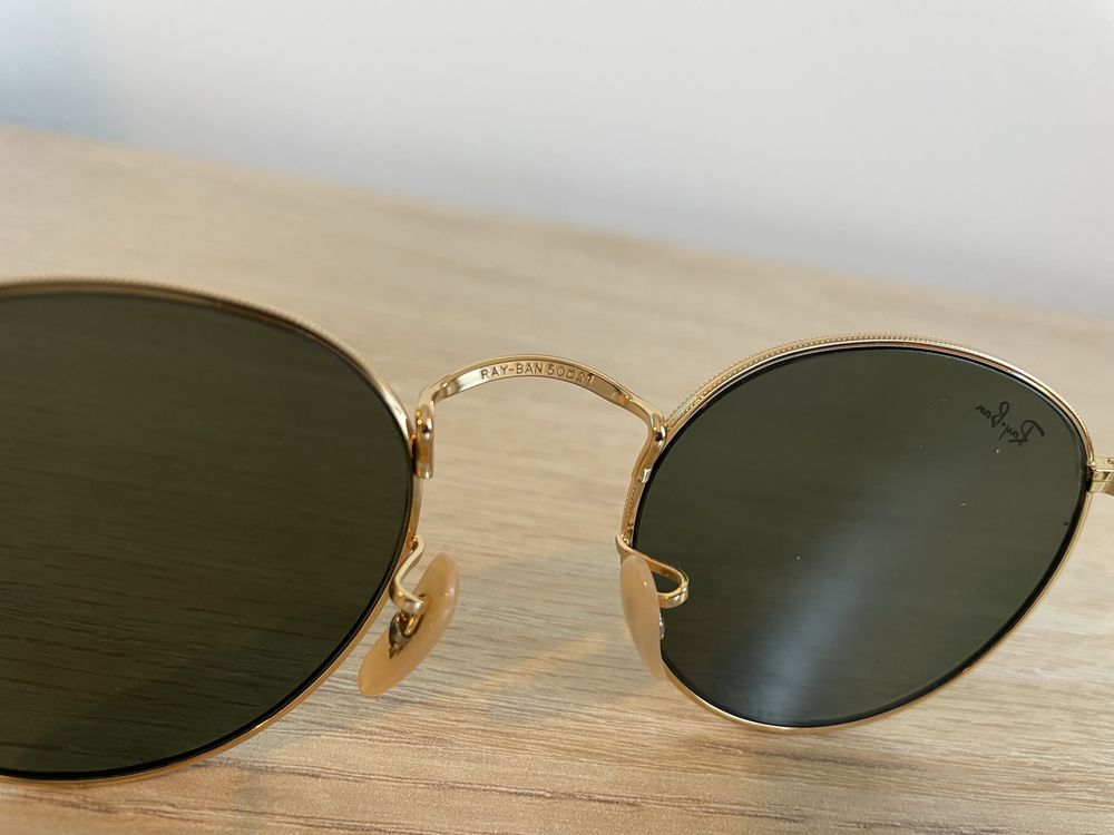 Óculos dourado da Ray-Ban