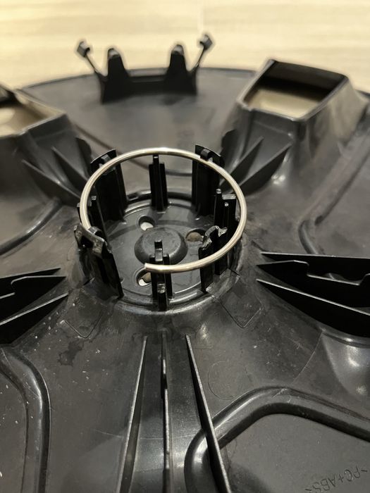 Оригінальні колпаки Tesla Model 3 R18