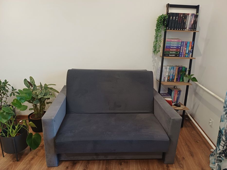 Rozkładana sofa ciemnoszara