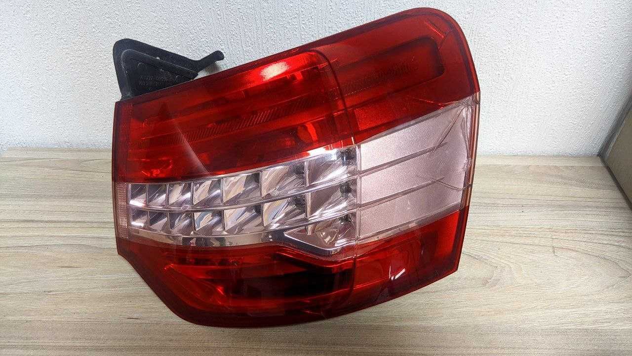 Фонарь правий Citroen C5 2008. 9681063680