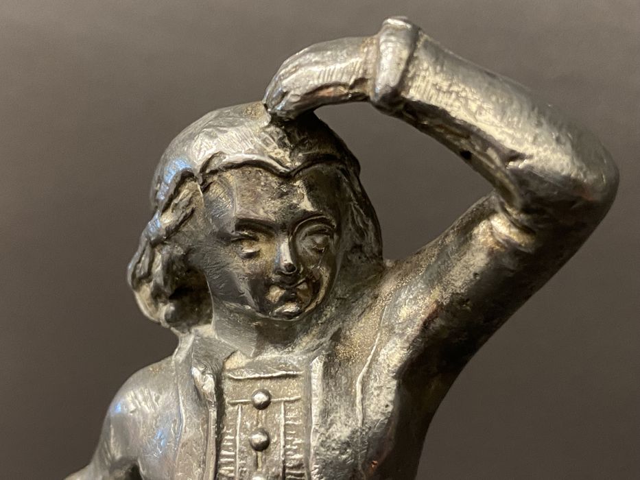 Escultura Antiga de Pescador