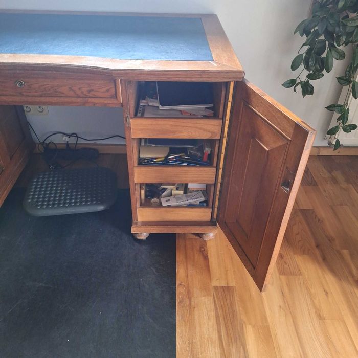 stare biurko z klimatem