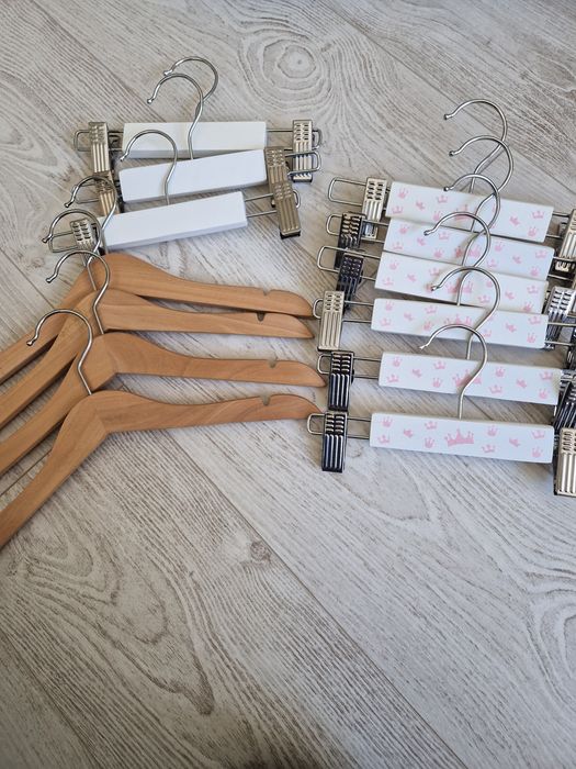 Cabides de crianca em madeira