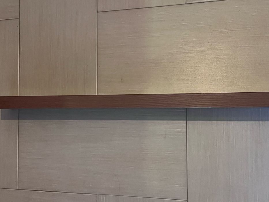 Półka ścienna wykonana przez stolarza