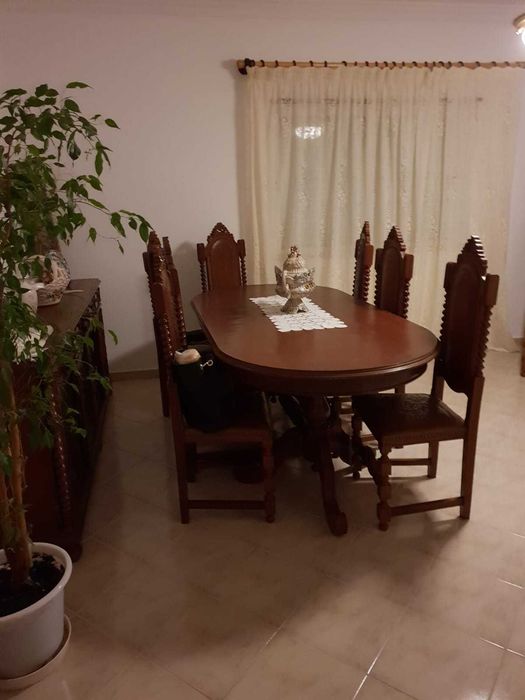 Mesa e 8 cadeiras
