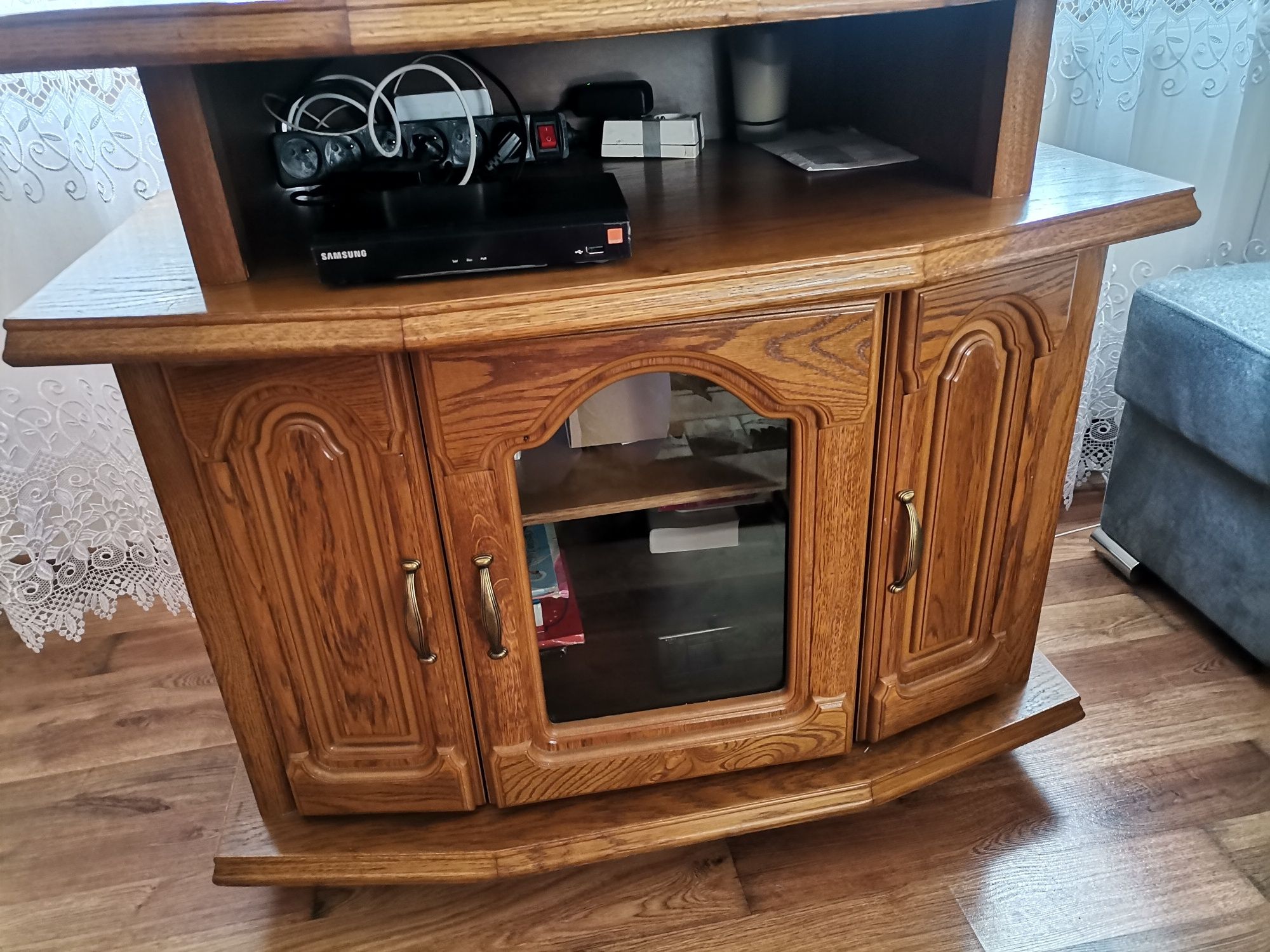 Stolik pod telewizor z półkami