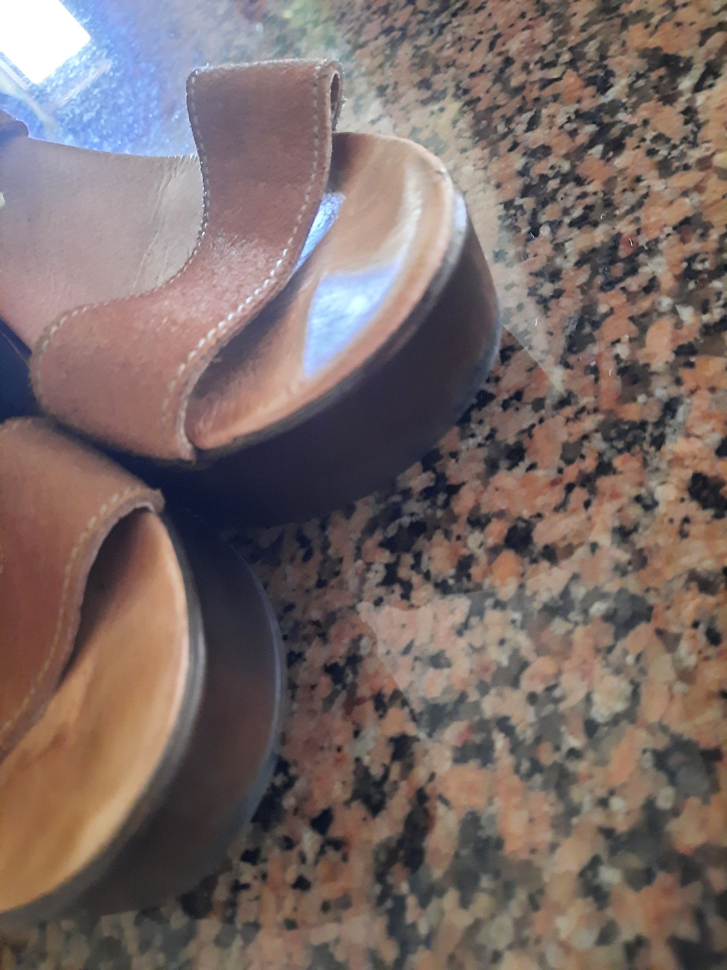 Sandálias compensadas