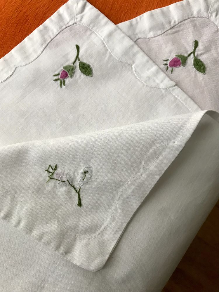 Zestaw białych bawełnianych serwetek vintage z kwiatowym haftem